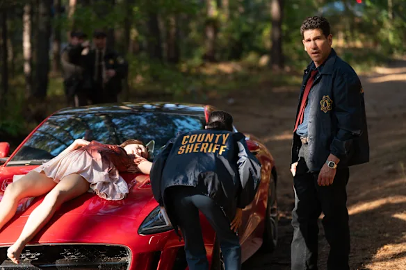 Sunita Mani dans le rôle de Priya et Jon Bernthal dans le rôle du détective Jack Harper dans His & Hers.