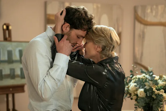 Laurie Davidson et Robin Wright dans La Petite Amie.