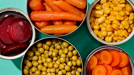 Les aliments en conserve n'ont peut-être pas l'attrait des légumes frais, mais ils présentent l'avantage d'une longue durée de conservation et d'une commodité.