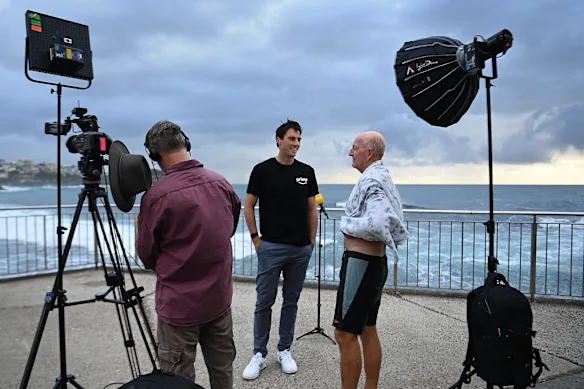 Le capitaine australien Pat Cummins s'entretient avec son ami Ian Muddle à Bronte Beach avant de passer en direct à une émission télévisée de petit-déjeuner.