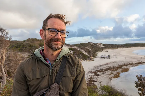 Le scénariste et réalisateur Zak Hilditch sur le tournage de We Bury the Dead.