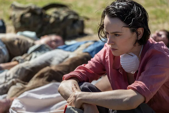 Daisy Ridley prend un moment pendant sa mission pour retrouver son mari dans We Bury the Dead. 