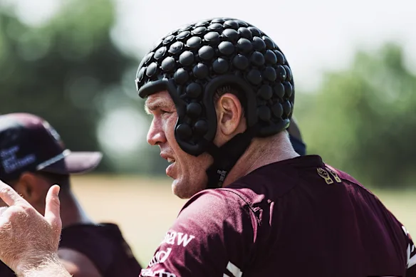 Jake Trbojevic de Manly teste le casque GameGear pendant la pré-saison.