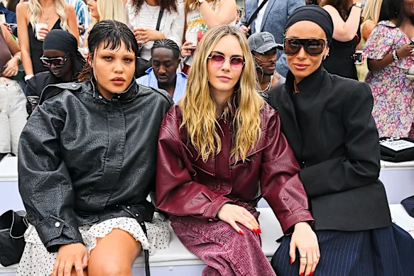 Les mannequins Alva Claire, Cara Delevingne et Adwoa Aboah assistent au défilé Topshop à Trafalgar Square le 16 août 2025 à Londres.