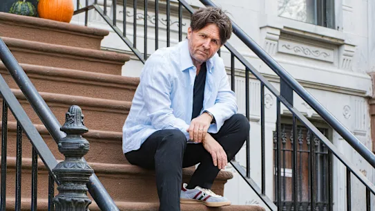 John Polson devant son domicile new-yorkais.