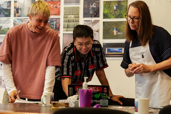 Jean Tong, au centre, avec les acteurs de Do Not Pass Go, Ella Prince, à gauche, et Belinda McClory. 