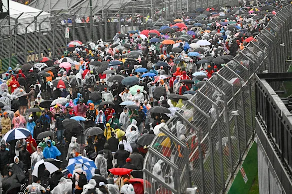 Les fans de F1 quittent le circuit d'Albert Park après avoir enduré de fortes pluies pendant la majeure partie de la journée.