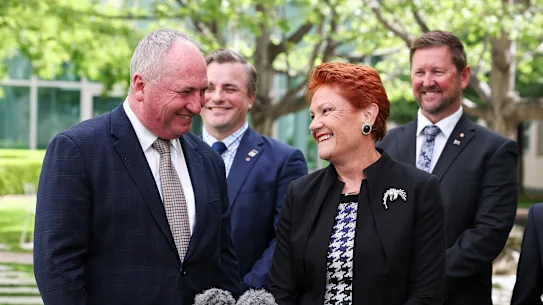 Barnaby Joyce, la nouvelle recrue de One Nations, avec la dirigeante Pauline Hanson et ses collègues sénateurs Sean Bell et Tyron Whitten.