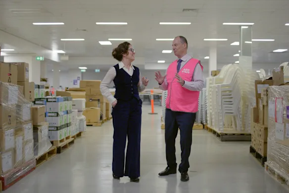 Le Civic Duty d'Annabel Crabb l'a emmenée à travers le monde pour aller au fond des systèmes démocratiques australiens.
