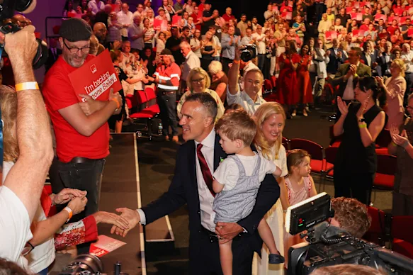 Peter Malinauskas avec sa famille et ses partisans lors du lancement officiel de la campagne travailliste le mois dernier.