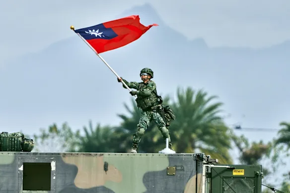 Un soldat brandit un drapeau taïwanais lors d’un exercice militaire la semaine dernière.