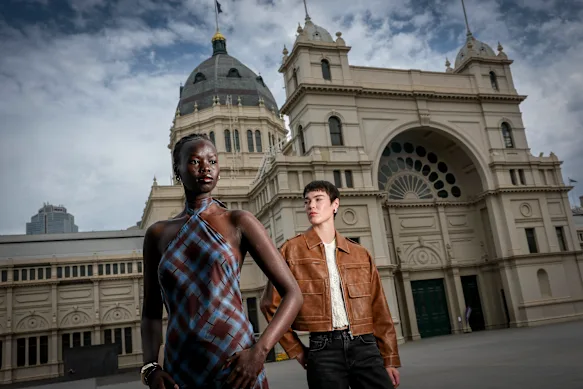 Les mannequins Abuk Yai et Clare Walker dans Topshop avant le défilé Myer le 19 février lors du prochain Melbourne Fashion Festival.