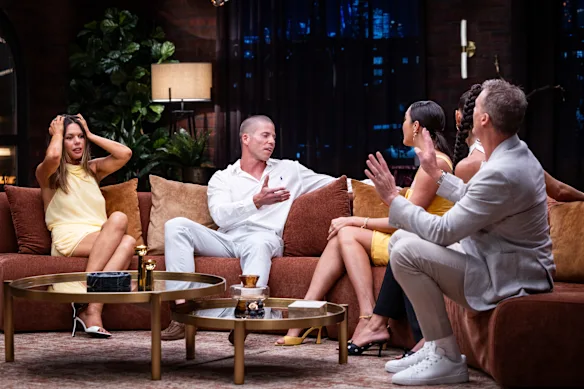 Bec Zacharia (à gauche) a l'air choqué alors que Tyson Gordon affronte Laura Byrne, Brittany Hockley et Jules Lund sur MAFS : After the Dinner Party, qui est projeté sur Stan.