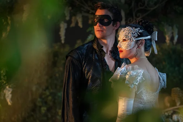 Luke Thompson, qui incarne Benedict Bridgerton, avec Yerin Ha dans le rôle de Sophie Baek.