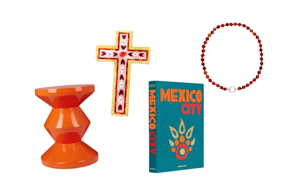 Tabouret « Zig Zag » ; Croix « Fable » ; Livre de Mexico ; Collier « Ève ».