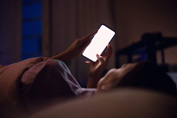 La recherche montre que les longueurs d’onde bleues de la lumière émanant des appareils peuvent être stimulantes pour certaines personnes et pas pour d’autres.