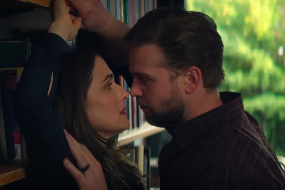 Rachel Weisz comme protagoniste et Leo Woodall comme Vladimir.