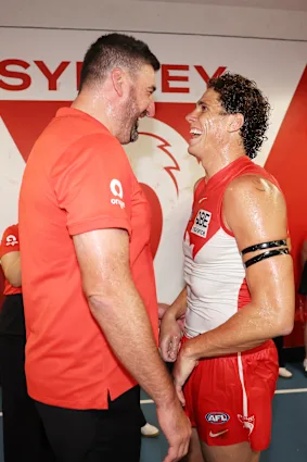 L'entraîneur des Swans Dean Cox et le fer de lance Charlie Curnow partagent un rire après le match.