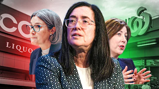 La présidente de l'ACCC, Gina Cass-Gottlieb (au centre), n'a pas exclu de nouvelles poursuites judiciaires contre Coles, dirigé par Leah Weckert, et Woolies, dirigé par Amanda Bardwell.