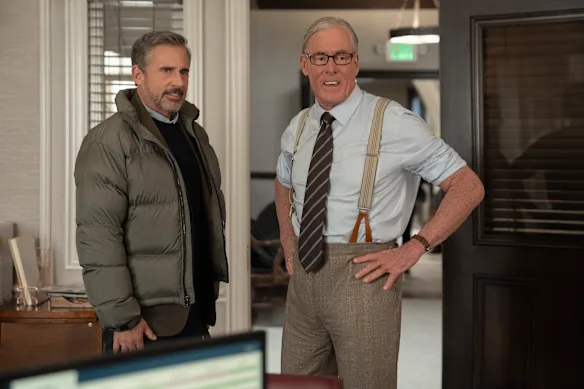 Steve Carell dans le rôle de Russo et John C. McGinley dans le rôle de Walter dans Rooster.