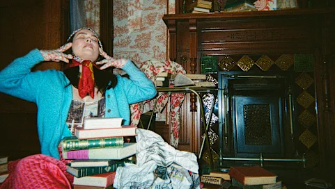 Sur son nouvel album, la chérie indépendante Mitski trouve du réconfort (et parfois de l'horreur) dans les grands intérieurs.