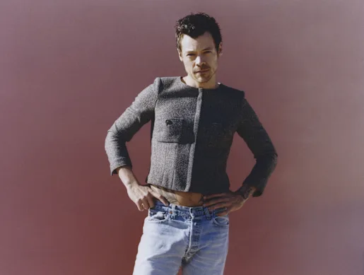 Évoquant son idole David Bowie, Styles se lance dans une quête de vision cosmique à travers l'identité et la célébrité.