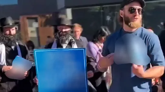 Joel Davis (à droite), du Réseau national-socialiste néo-nazi, mercredi dans un centre de pré-vote de Kooyong.