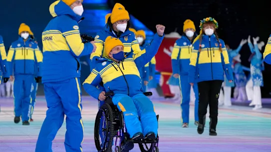 Des athlètes ukrainiens arrivent à la cérémonie d'ouverture des Jeux paralympiques d'hiver de 2022 à Pékin.