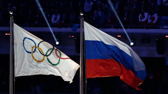 Le drapeau russe flotte à côté du drapeau olympique lors de la cérémonie de clôture des Jeux d'hiver de 2014 à Sotchi.