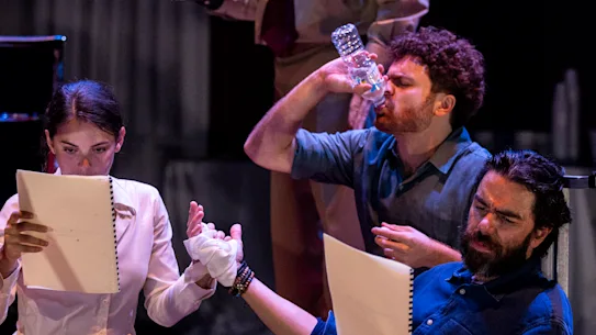 De gauche à droite : Rose Riley, Faisal Hamza et Eden Falk réfléchissent dans A Mirror.