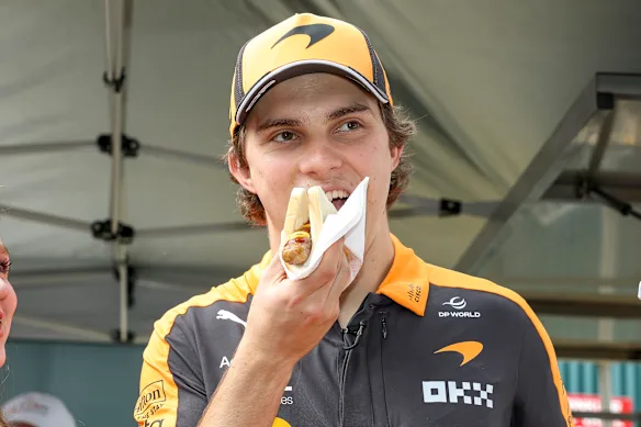 Piastri mange une saucisse lors d'une promotion Bunnings cette semaine.