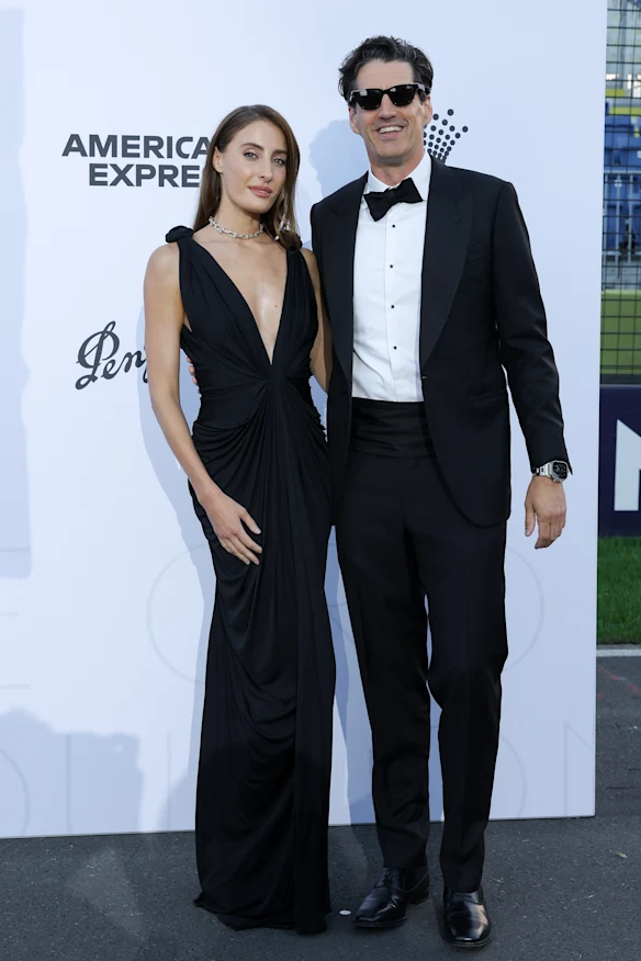 Rebecca Harding en Roberto Cavalli vintage et Andy Lee en P Johnson. 