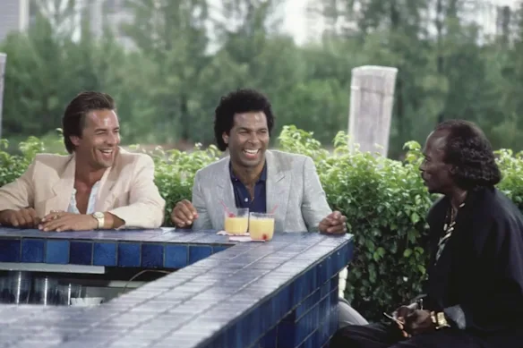 Miles Davis (à droite) avec Don Johnson et Philip Michael Thomas dans le rôle de Sonny Crockett et Rico Tubbs.