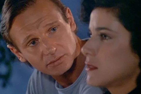 Un Liam Neeson au visage de bébé dans Miami Vice.