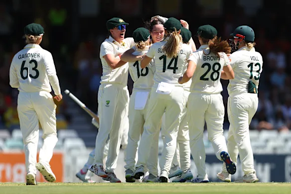 Lucy Hamilton est félicitée par son équipe après avoir écarté Smriti Mandhana.