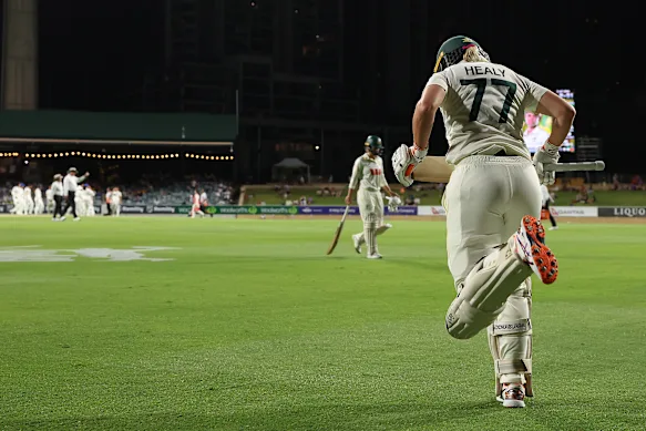 Alyssa Healy se lance au bâton.
