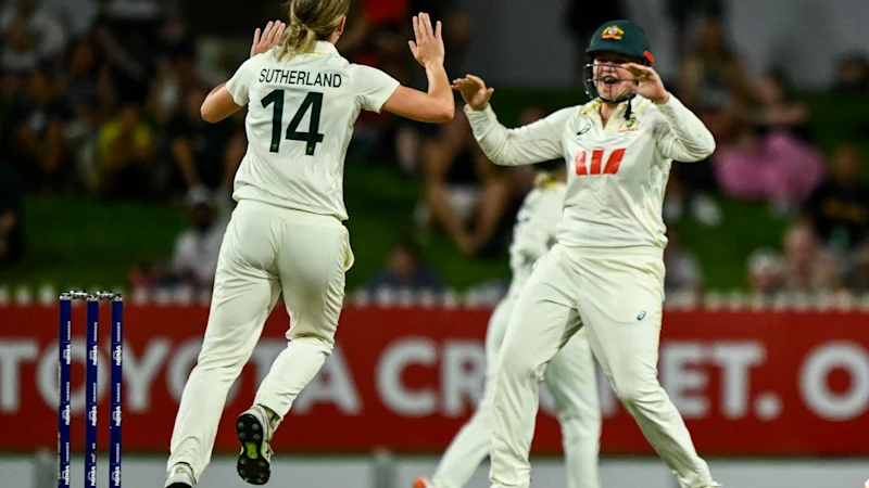 Perry consolide sa grandeur alors que l'Australie prend le contrôle du choc du ballon rose