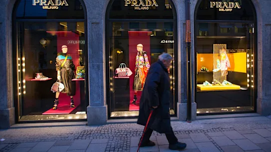 Des groupes de mode en difficulté comme Prada pourraient être en partie à l'origine des malheurs de Cettire, car ils s'en prennent aux revendeurs qui fournissent des produits bon marché au détaillant de luxe en ligne. 