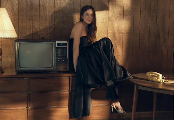 Lors du tournage, Sunday Rose porte des vêtements de la collection Dior pré-automne 2026.