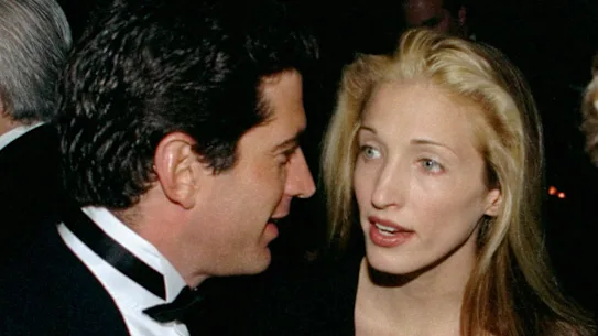 John F. Kennedy Jr. avec Carolyn Bessette, une publiciste de Calvin Klein, au bénéfice de la Municipal Art Society of New York à New York en février 1996.   