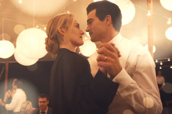 Paul Kelly dans le rôle de John F. Kennedy Jr. et Sarah Pidgeon dans le rôle de Carolyn Bessette dans la série FX Love Story.