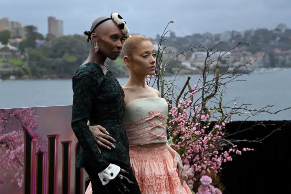 Cynthia Erivo et Ariana Grande sur la chaise de Mme Macquarie en novembre. 