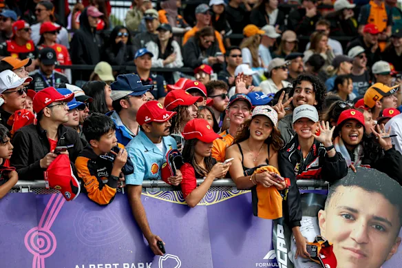 Les fans impatients attendent des autographes.