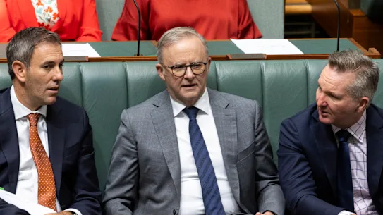Le trésorier Jim Chalmers et le ministre du Changement climatique et de l'Énergie Chris Bowen avec le premier ministre.