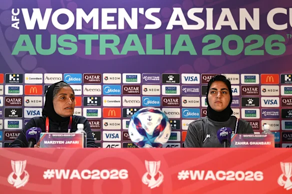 L'entraîneur iranien Marziyeh Jafari (à gauche) et la capitaine Zahra Ghanbari lors de la conférence de presse sur la Gold Coast dimanche.