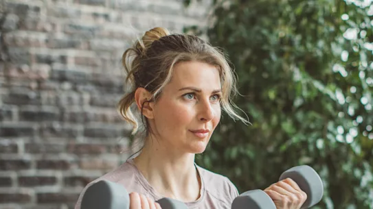 Les poids à main sont un excellent moyen de se lancer dans la musculation.