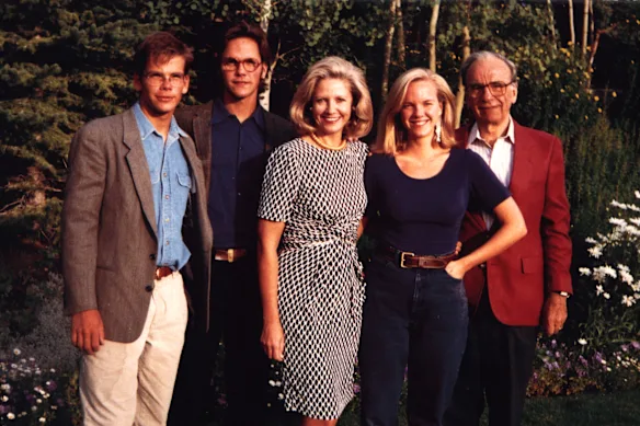 Rupert et Anna Murdoch avec leurs enfants (de gauche à droite) Lachlan, James et Elisabeth, en 1992. 