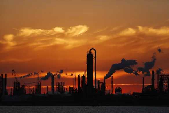 Si les prix du pétrole restent très élevés pendant très longtemps, les budgets des ménages, déjà mis à rude épreuve par une inflation élevée, pourraient céder sous la pression.