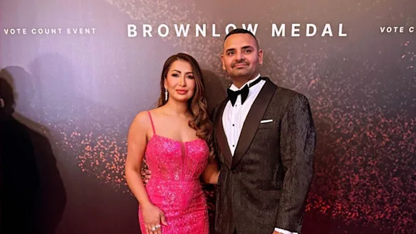 Micky Ahuja avec sa femme, Sasha, lors de la soirée de la médaille AFL Brownlow.