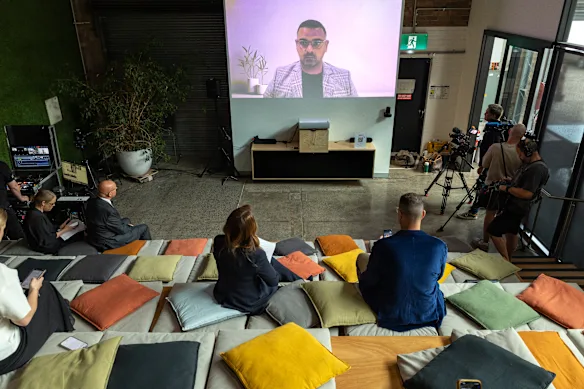 Micky Ahuja se téléporte dans un entrepôt de Sydney depuis sa nouvelle base à Dubaï. 